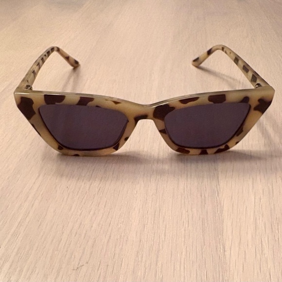 New DIFF The Noah sunglasses
- DIFF x Madi Nelson - Picture 2 of 8